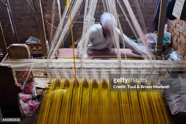 india, weaving of famous silk sari from benares - fábrica textil fotografías e imágenes de stock