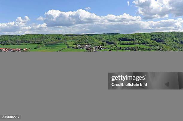 Blick von den Terrassen der Dornburger Schloesser auf den Kalksteinfelsen der Saale auf Dornburg, das weite Saaletal und die bewaldten Hoehen des...