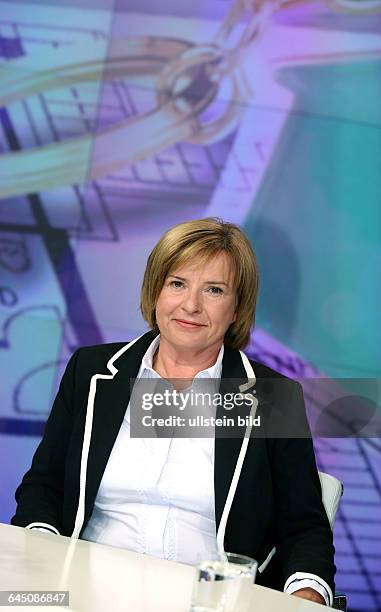Tanja Stoffenberger in der ZDF-Talkshow maybrit illner am in BerlinThema der Sendung: Mieter, Makler, Spekulanten - Wie sozial muss Wohnen sein?