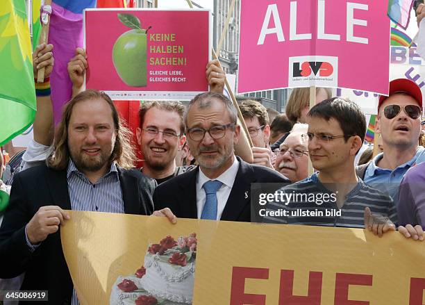 Berlin, Bildaktion zur Ehe für alle vor dem Bundesrat , Foto: Anton Hofreiter, Fraktionsvorsitzender, Volker Beck, Sprecher für Innenpolitik der...