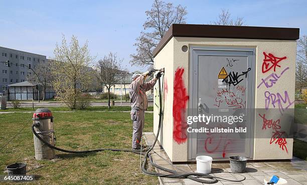 Grafittibeseitigung Reinigung von besprühten Wänden beschmierten Wänden Grafitti Beseitigung Fa. ReinFlex Udo Bauermeister 60 reinigt Trafostation...