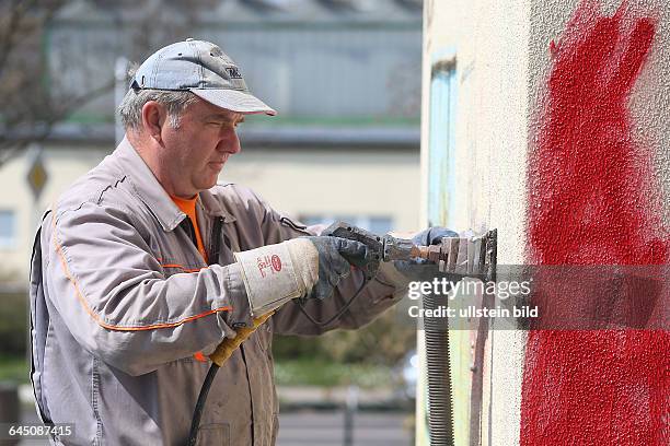 Grafittibeseitigung Reinigung von besprühten Wänden beschmierten Wänden Grafitti Beseitigung Fa. ReinFlex Udo Bauermeister 60 reinigt Trafostation...