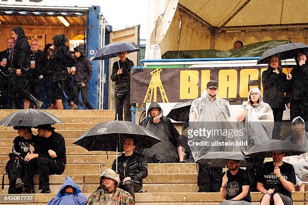 Besucher trotzen dem Regen auf dem Blackfield Festival 2015 im Amphitheater in Gelsenkirchen