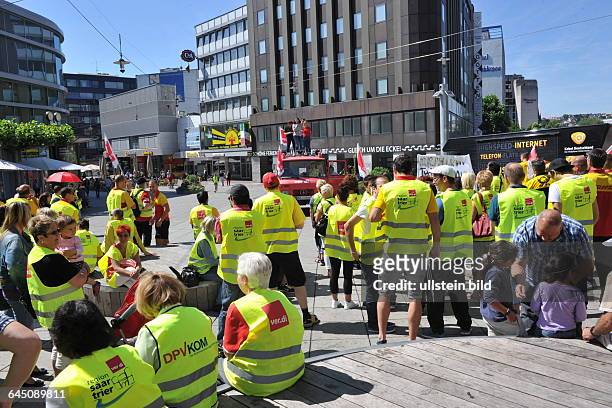 Post-Mitarbeiter demonstrieren gemeinsam in Saarbrücken und treffen sich zu einer Kundgebung vor der Europagalerie. Anschließend bilden die...