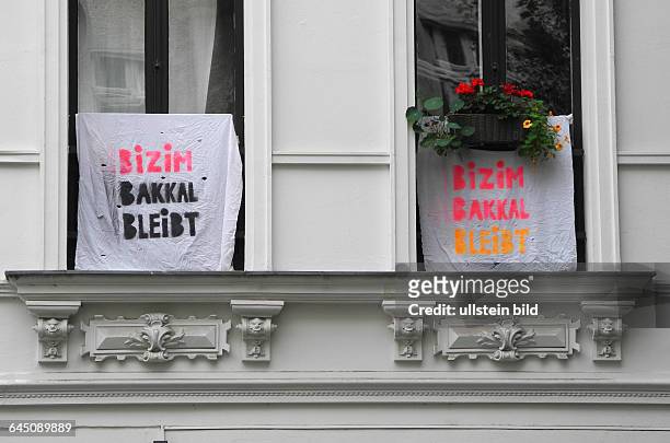 Der Gemuesehaendler Ahmet Caliskan in der Kreuzberger Wrangelstrasse 77 muss nach 28 Jahren seinen Laden, Familienbetriebunter dem Namen Bizim Bakkal...