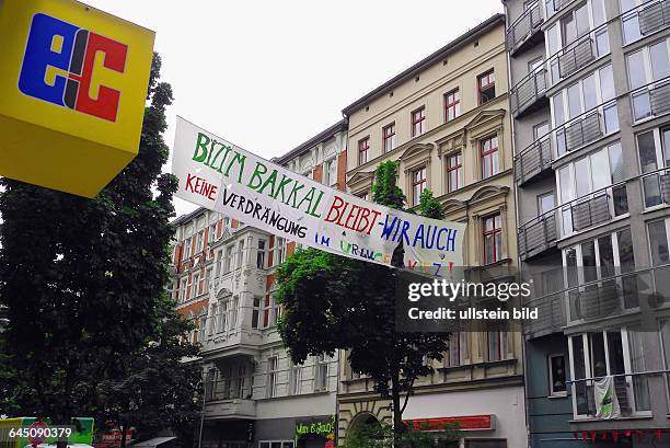 Der Gemuesehaendler Ahmet Caliskan in der Kreuzberger Wrangelstrasse 77 muss nach 28 Jahren seinen Laden, Familienbetriebunter dem Namen Bizim Bakkal...