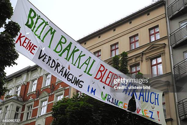 Der Gemuesehaendler Ahmet Caliskan in der Kreuzberger Wrangelstrasse 77 muss nach 28 Jahren seinen Laden, Familienbetriebunter dem Namen Bizim Bakkal...