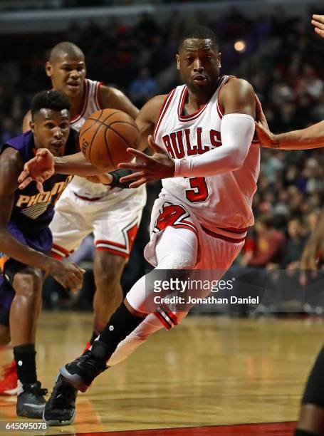 Dwyane Wade of the Chicago Bulls drives to the basket against the Phoenix Suns at the United Center on February 24, 2017 in Chicago, Illinois. NOTE...