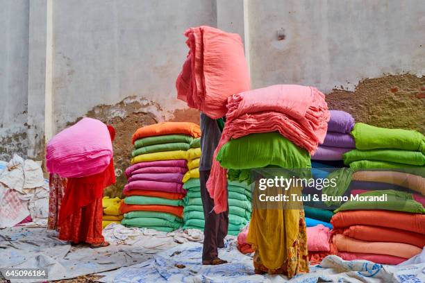india, rajasthan, sari factory - färbemittel stock-fotos und bilder
