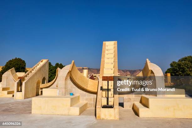 india, rajasthan, jaipur, oservatory (jantar mantar) - jantar mantar fotografías e imágenes de stock