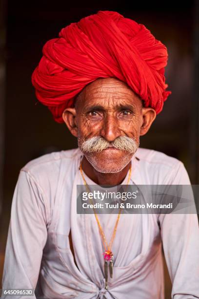 india, rajasthan, rabari village - headwear stockfoto's en -beelden