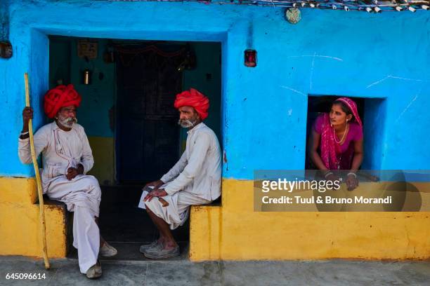 india, rajasthan, rabari village - rajasthani women stock-fotos und bilder