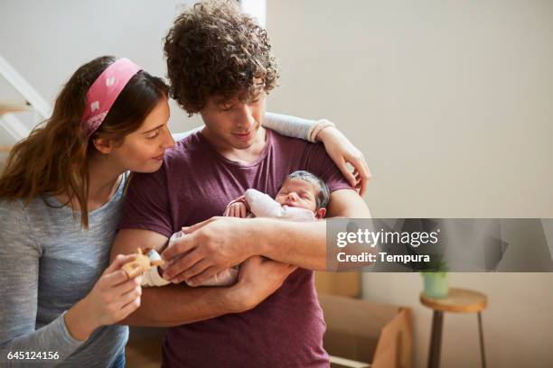 padres milenarios mudarse a un piso nuevo. - new baby fotografías e imágenes de stock