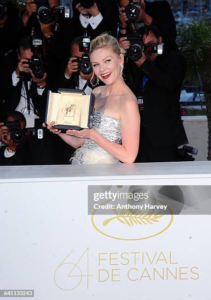 Actress Kirsten Dunst poses at the Palme d'Or Winners Photocall at the Palais des Festivals during the 64th Cannes Film Festival on May 20, 2011 in...