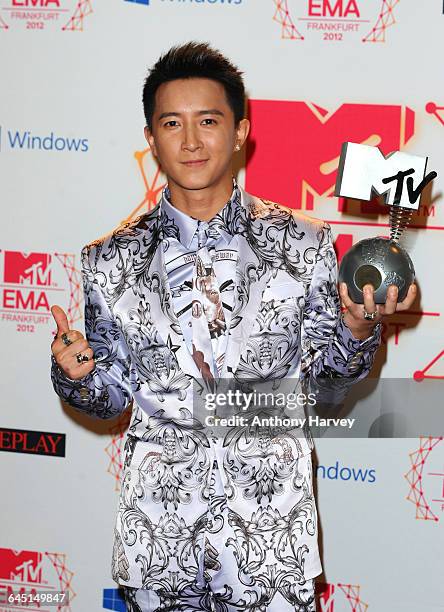 Singer Han Geng poses backstage in the photo room with his award for Best Worldwide Act at the MTV EMA's 2012 at Festhalle Frankfurt on November 11,...