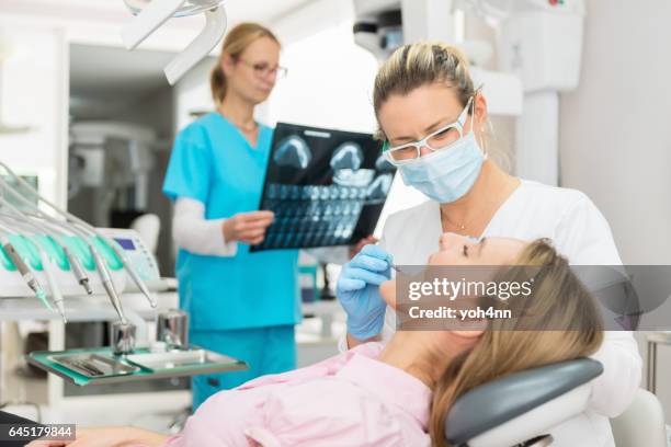 medical procedure at dentist - implante imagens e fotografias de stock