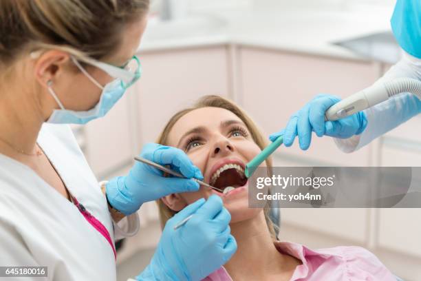 paciente femenino en higiene dental - tubo de succión fotografías e imágenes de stock