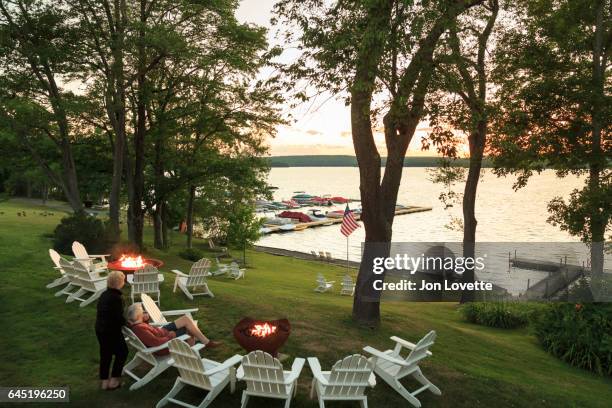 senior couple at fire pit at poconos resort - pocono 個照片及圖片檔