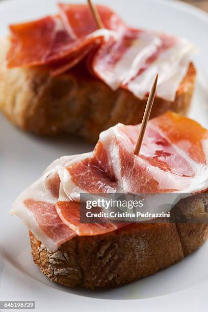 jamon serrano montadito on toasted bread - jamon serrano photos et images de collection