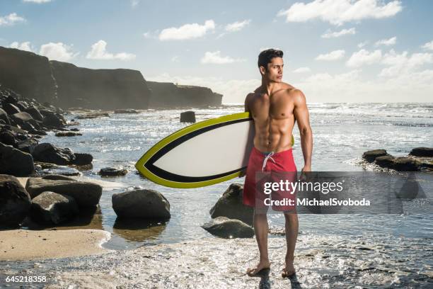 hisoire homme avec son surboard - forte beach photos et images de collection