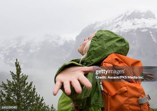 female hiker spreads arms to embrace mountain mist - wonderlust 個照片及圖片檔