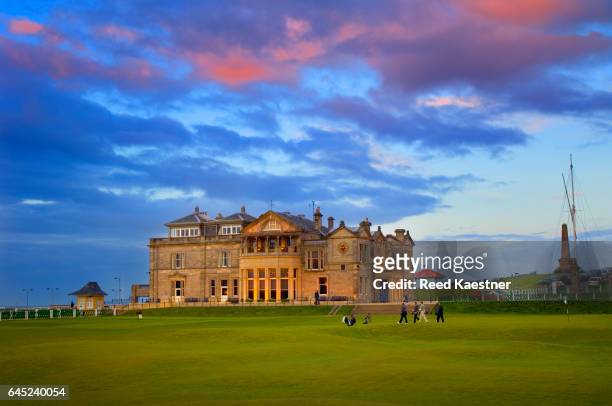 late evening light illuminates the r&a "clubhouse" at st andrews overlooking the 18th green on the "old course" - st andrews scotland stock pictures, royalty-free photos & images