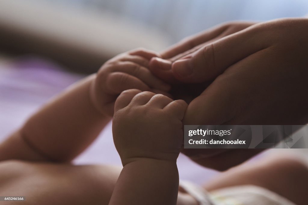 Moeder en baby handen