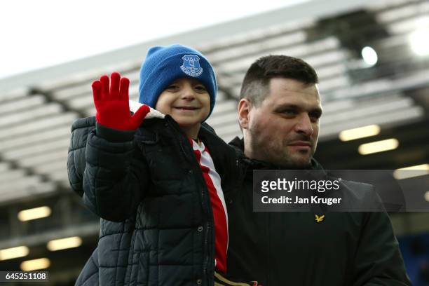 Bradley Lowery with his Dad Carl waves prior to the Premier League match between Everton and Sunderland at Goodison Park on February 25, 2017 in...