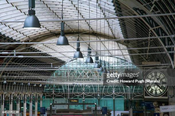 interior shed design: paddington british rail station - paddington fotografías e imágenes de stock