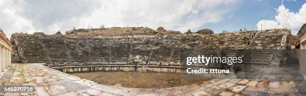 het theater van de aphrodisias - odeion gebouw uit de oudheid stockfoto's en -beelden