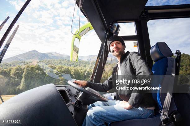 motorista de ônibus de turismo no parque nacional de fiordland, nova zelândia - ônibus de turismo - fotografias e filmes do acervo
