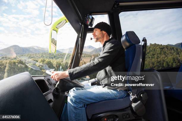chauffeur de bus de tournée à fiordland national park, nouvelle-zélande - drive car photos et images de collection