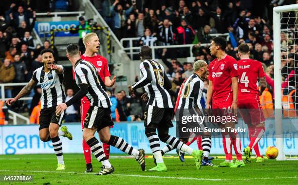 Jamaal Lascelles of Newcastle United points to Ciaran Clark of Newcastle United and celebrates after scoring Newcastle's second and equalising goal...