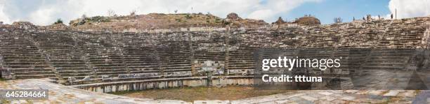 het theater van de aphrodisias - odeion gebouw uit de oudheid stockfoto's en -beelden