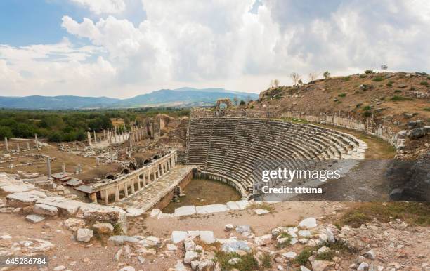 het theater van de aphrodisias - odeion gebouw uit de oudheid stockfoto's en -beelden