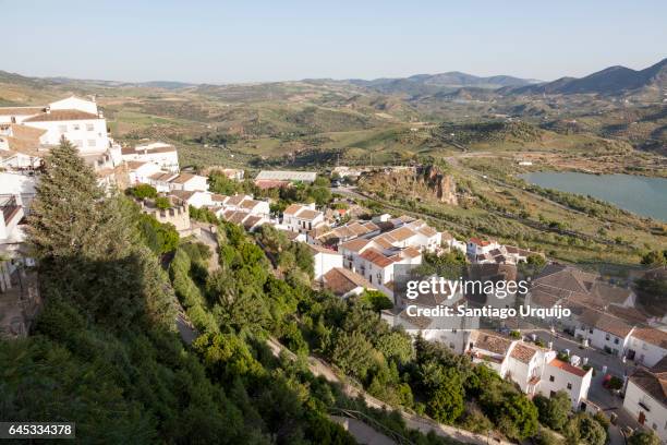 the white andalusian village zahara de la sierra - whitewashed photos et images de collection