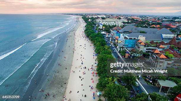 views overlooking the crowded kuta beach. - bali - fotografias e filmes do acervo