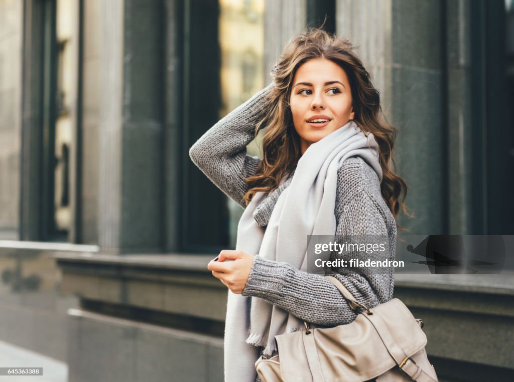 Belle femme dans la ville