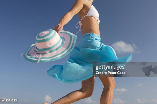 woman in bikini and sarong with hat - sarong imagens e fotografias de stock