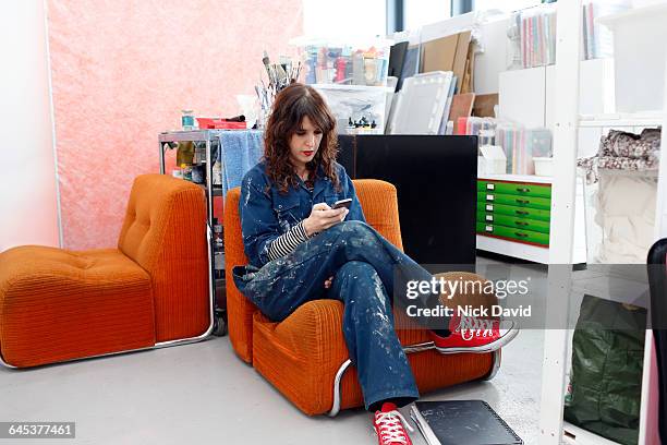 artist at work in her studio - beautiful woman 35 sit studio stock-fotos und bilder