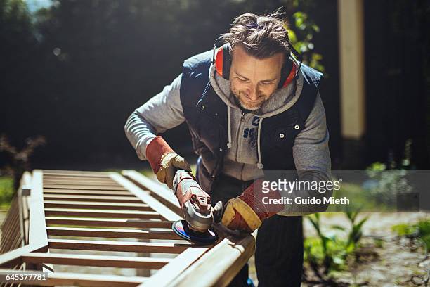 smiling man grinding a handrail. - handy 個照片及圖片檔