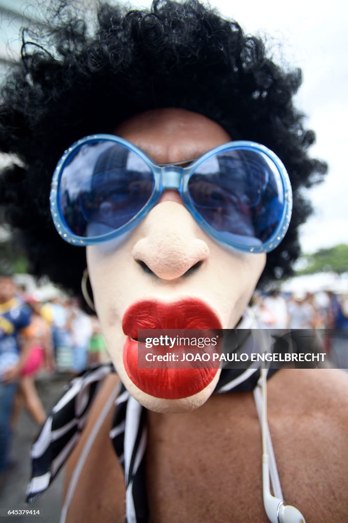 TOPSHOT-BRAZIL-CARNIVAL-STREET