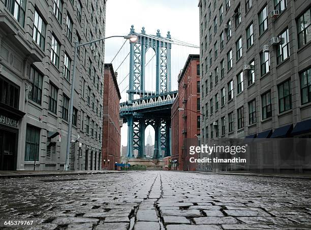 empty street and manhattan bridge - street stock pictures, royalty-free photos & images