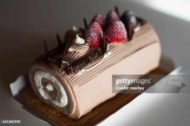 chocolate buche de noel - yule log stock pictures, royalty-free photos & images