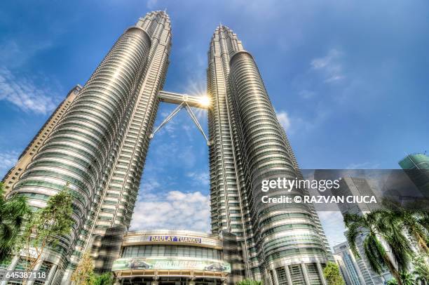 petronas twin towers - skybridge petronas twin towers stock pictures, royalty-free photos & images