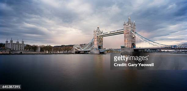 tower bridge and tower of london at dusk - thames river stockfoto's en -beelden