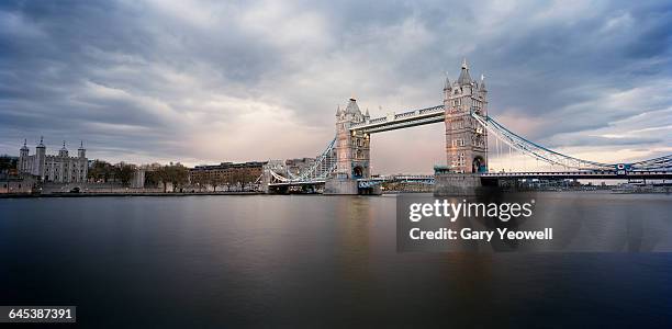 tower bridge and tower of london at dusk - tower bridge imagens e fotografias de stock