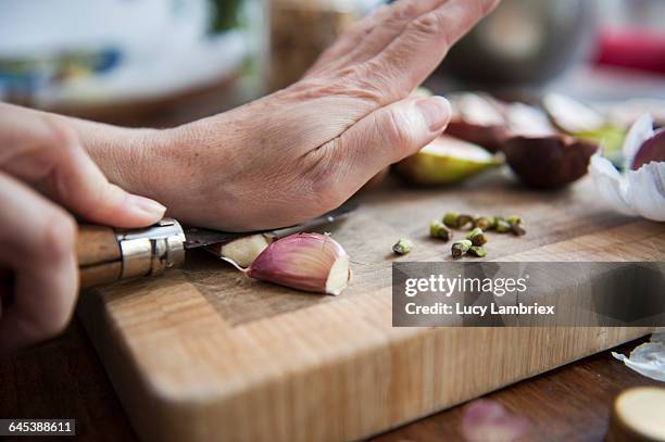 peeling the garlic - alho imagens e fotografias de stock