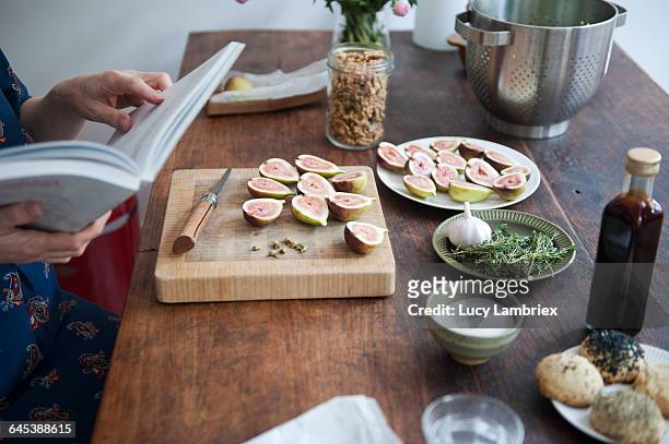 how to make a caramelized fig salad - kochbuch stock-fotos und bilder