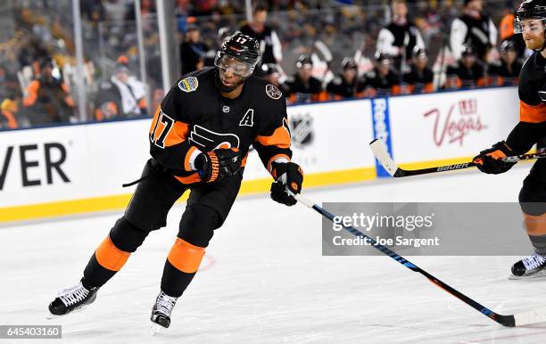 Wayne Simmonds of the Philadelphia Flyers skates against the Pittsburgh Penguins during the 2017 Coors Light NHL Stadium Series at Heinz Field on...